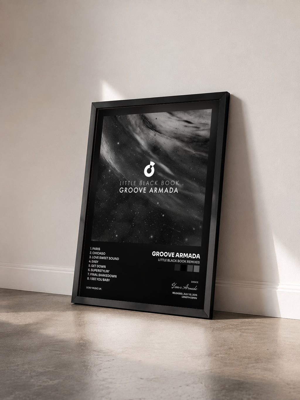 #noir Tableau de l'album Little Black Book Remixes de Groove Armada vu de trois quarts, cadre noir