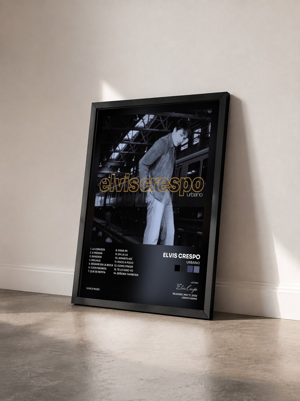 #noir Tableau de l'album Urbano de Elvis Crespo vu de trois quarts, cadre noir