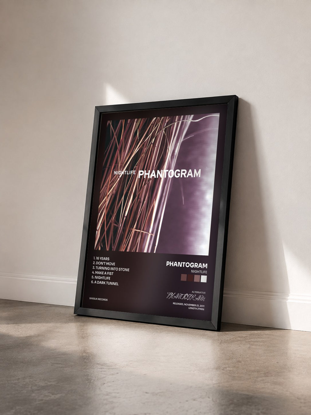 #noir Tableau de l'album Nightlife de PHANTOGRAM vu de trois quarts, cadre noir
