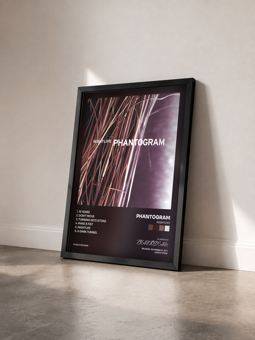 #noir Tableau de l'album Nightlife de PHANTOGRAM vu de trois quarts, cadre noir