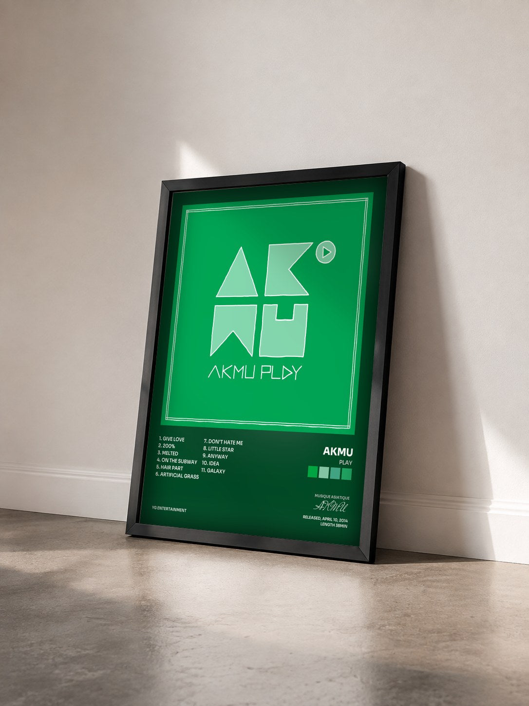 #noir Tableau de l'album PLAY de AKMU vu de trois quarts, cadre noir