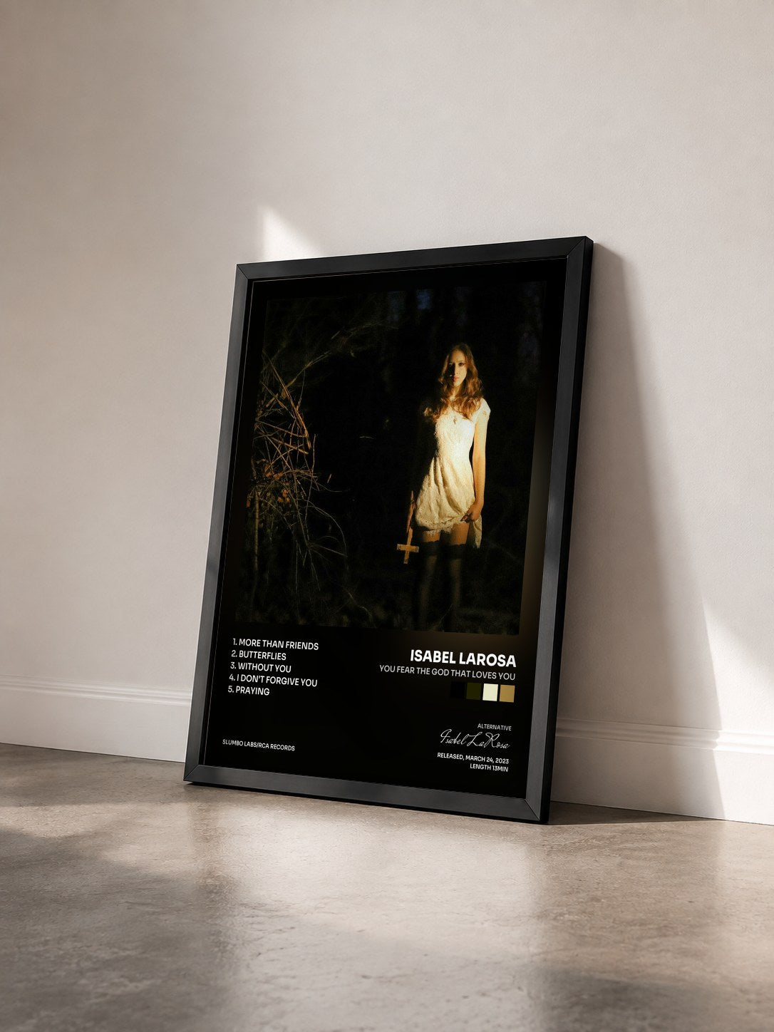 #noir Tableau de l'album YOU FEAR THE GOD THAT LOVES YOU de Isabel LaRosa vu de trois quarts, cadre noir