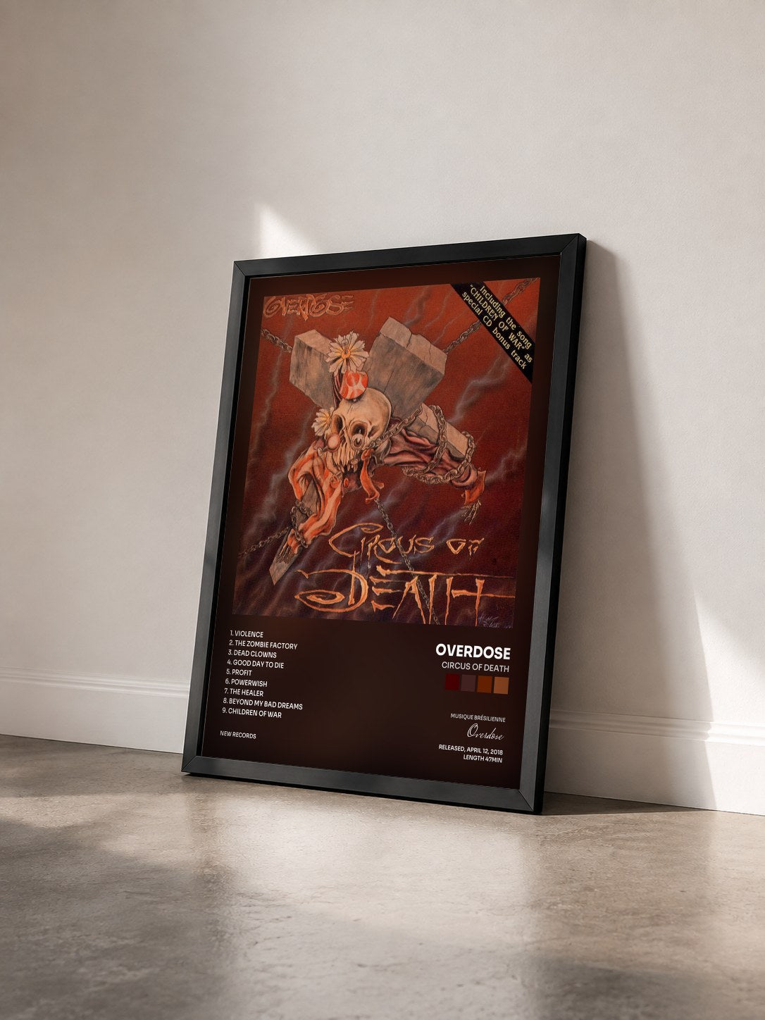 #noir Tableau de l'album Circus Of Death de Overdose vu de trois quarts, cadre noir