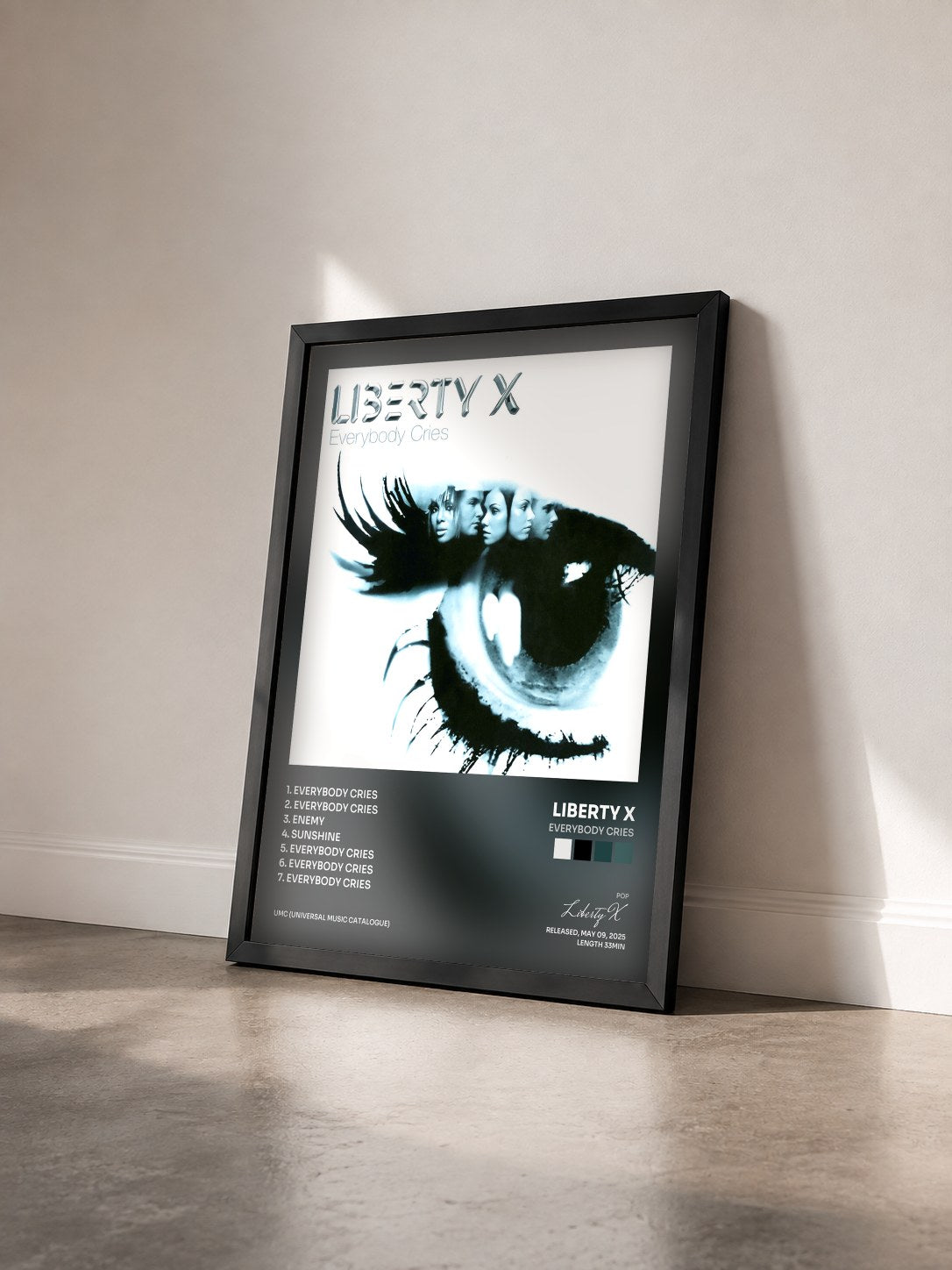 #noir Tableau de l'album Everybody Cries de Liberty X vu de trois quarts, cadre noir