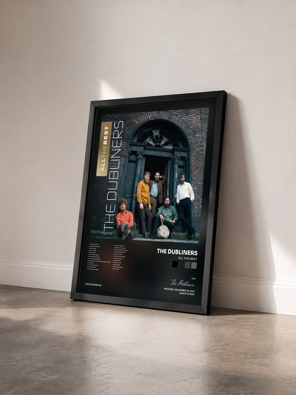 #noir Tableau de l'album All the Best de The Dubliners vu de trois quarts, cadre noir