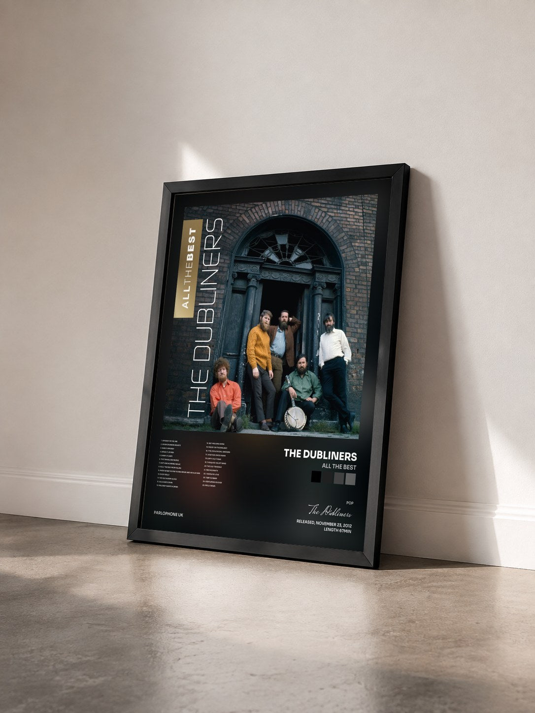 #noir Tableau de l'album All the Best de The Dubliners vu de trois quarts, cadre noir