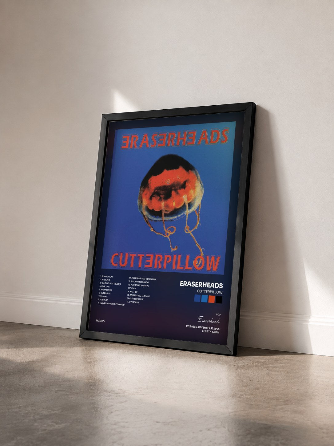 #noir Tableau de l'album Cutterpillow de Eraserheads vu de trois quarts, cadre noir