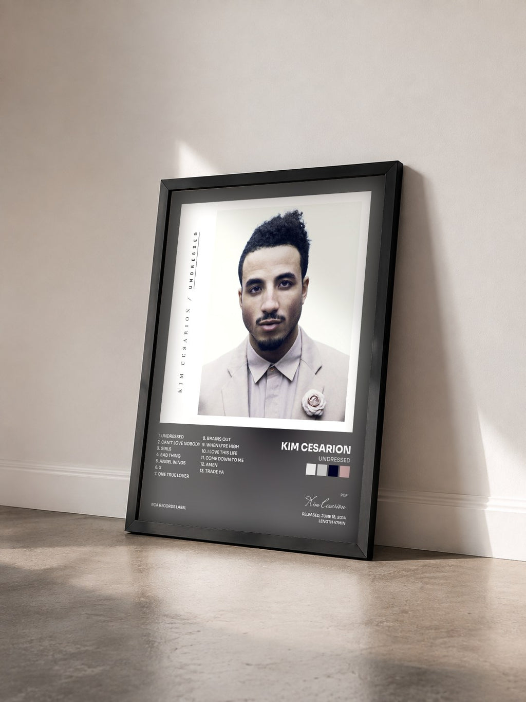 #noir Tableau de l'album Undressed de Kim Cesarion vu de trois quarts, cadre noir