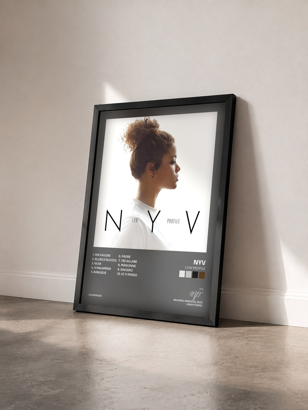 #noir Tableau de l'album Low Profile de NYV vu de trois quarts, cadre noir