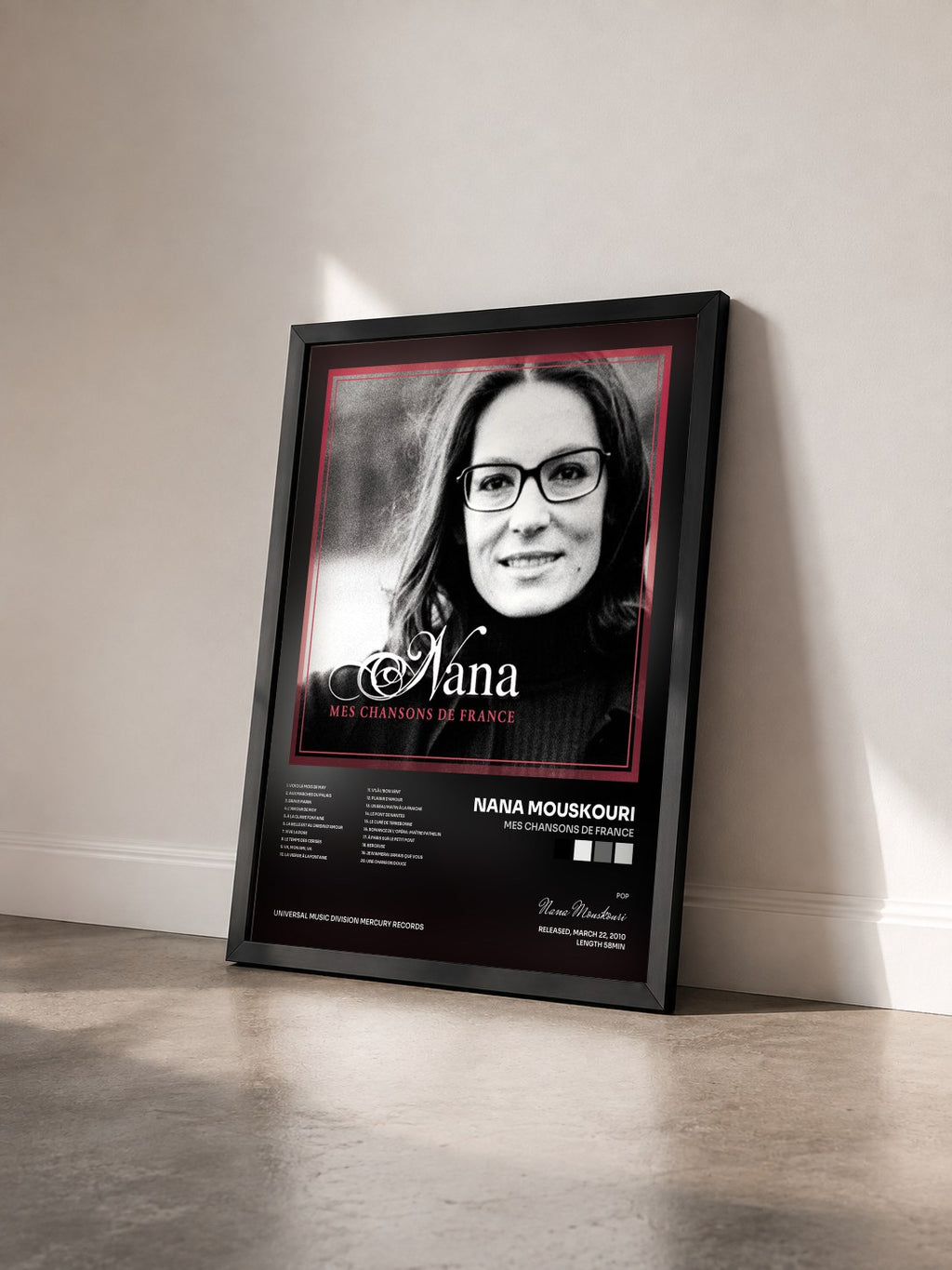 #noir Tableau de l'album Mes Chansons De France de Nana Mouskouri vu de trois quarts, cadre noir
