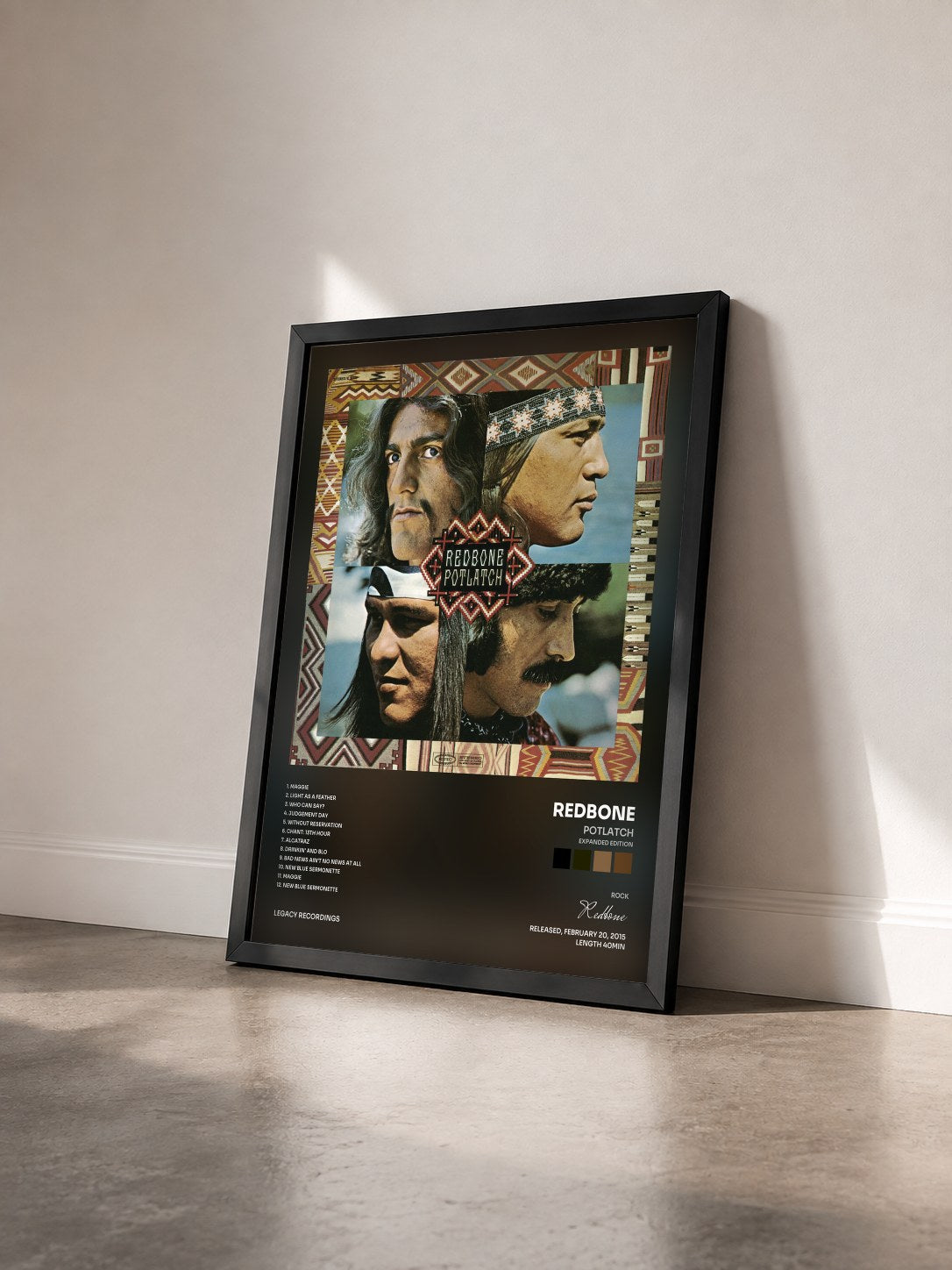 #noir Tableau de l'album Potlatch (Expanded Edition) de Redbone vu de trois quarts, cadre noir