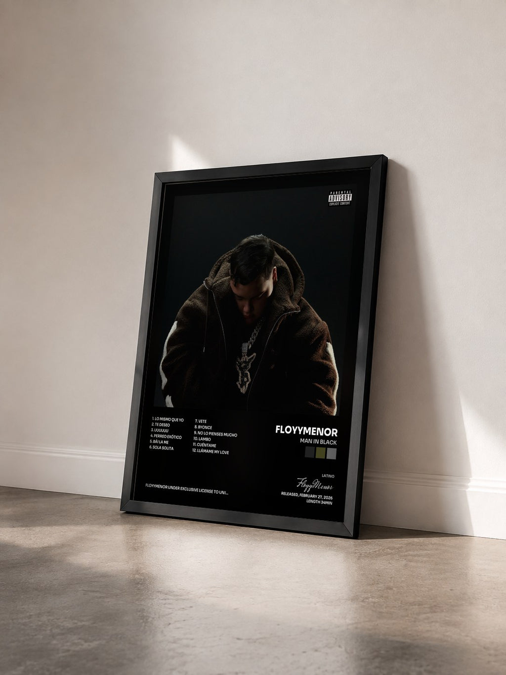 #noir Tableau de l'album MAN IN BLACK de FloyyMenor vu de trois quarts, cadre noir