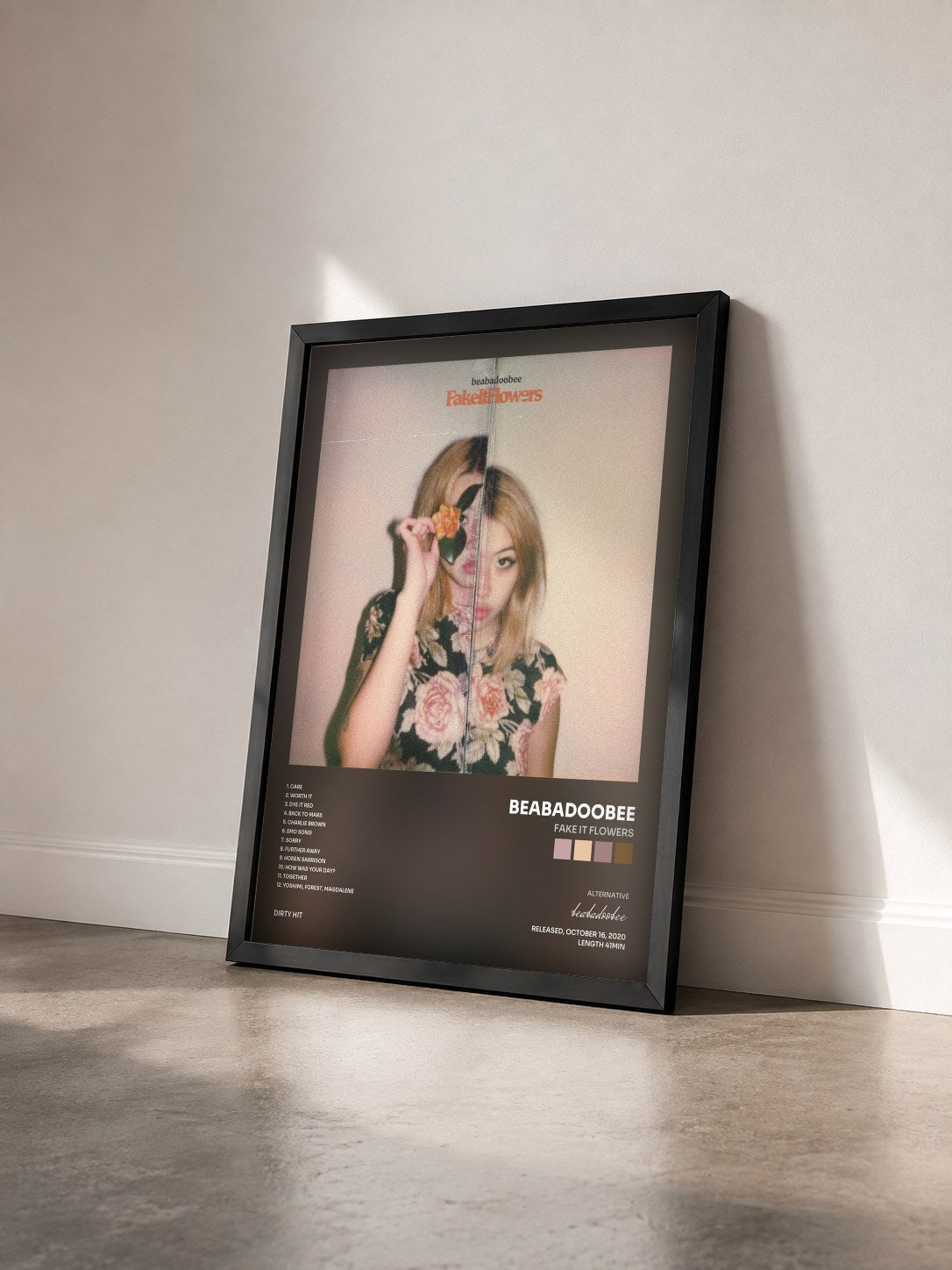 #noir Tableau de l'album Fake It Flowers de beabadoobee vu de trois quarts, cadre noir