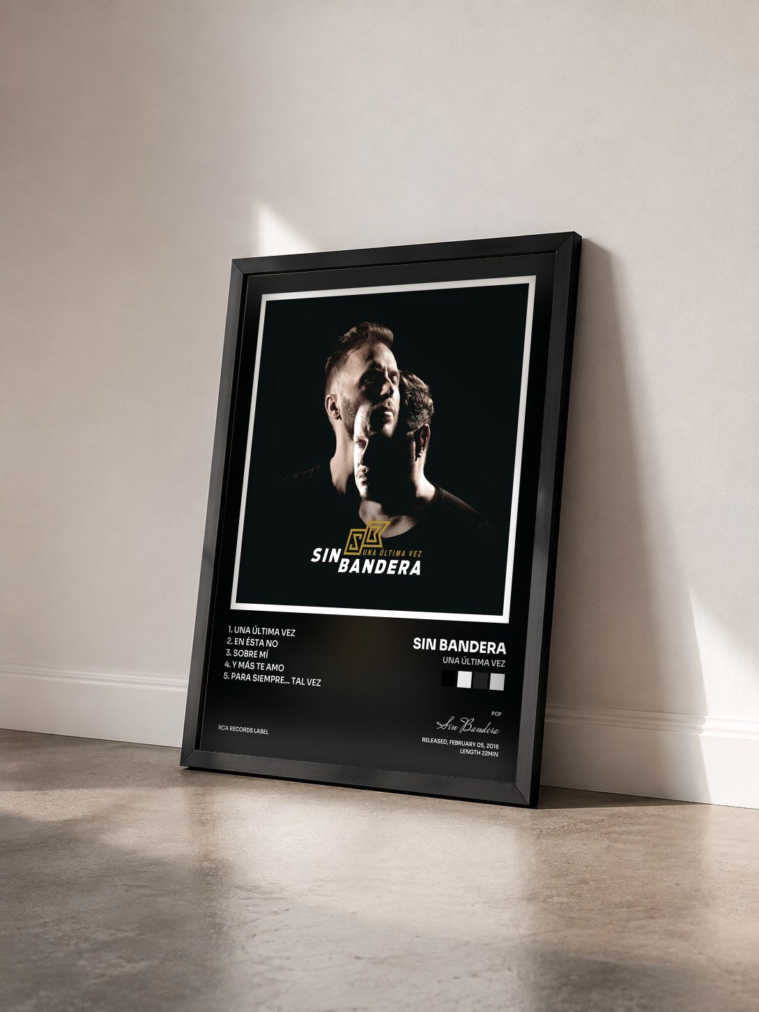 #noir Tableau de l'album Una Última Vez de Sin Bandera vu de trois quarts, cadre noir