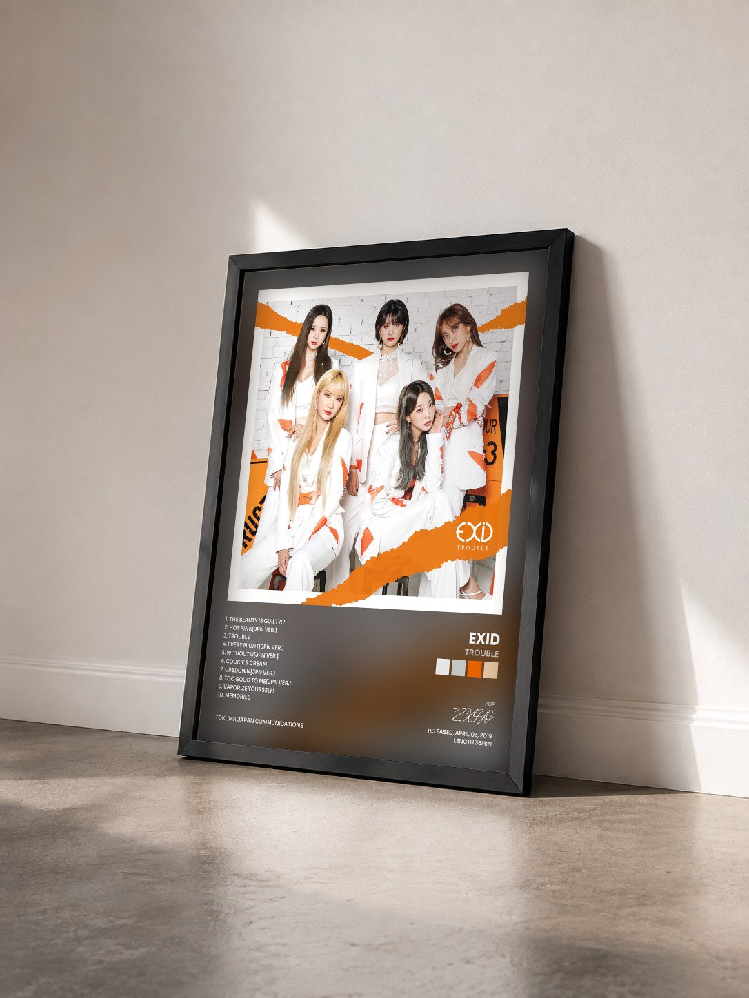 #noir Tableau de l'album TROUBLE de EXID vu de trois quarts, cadre noir
