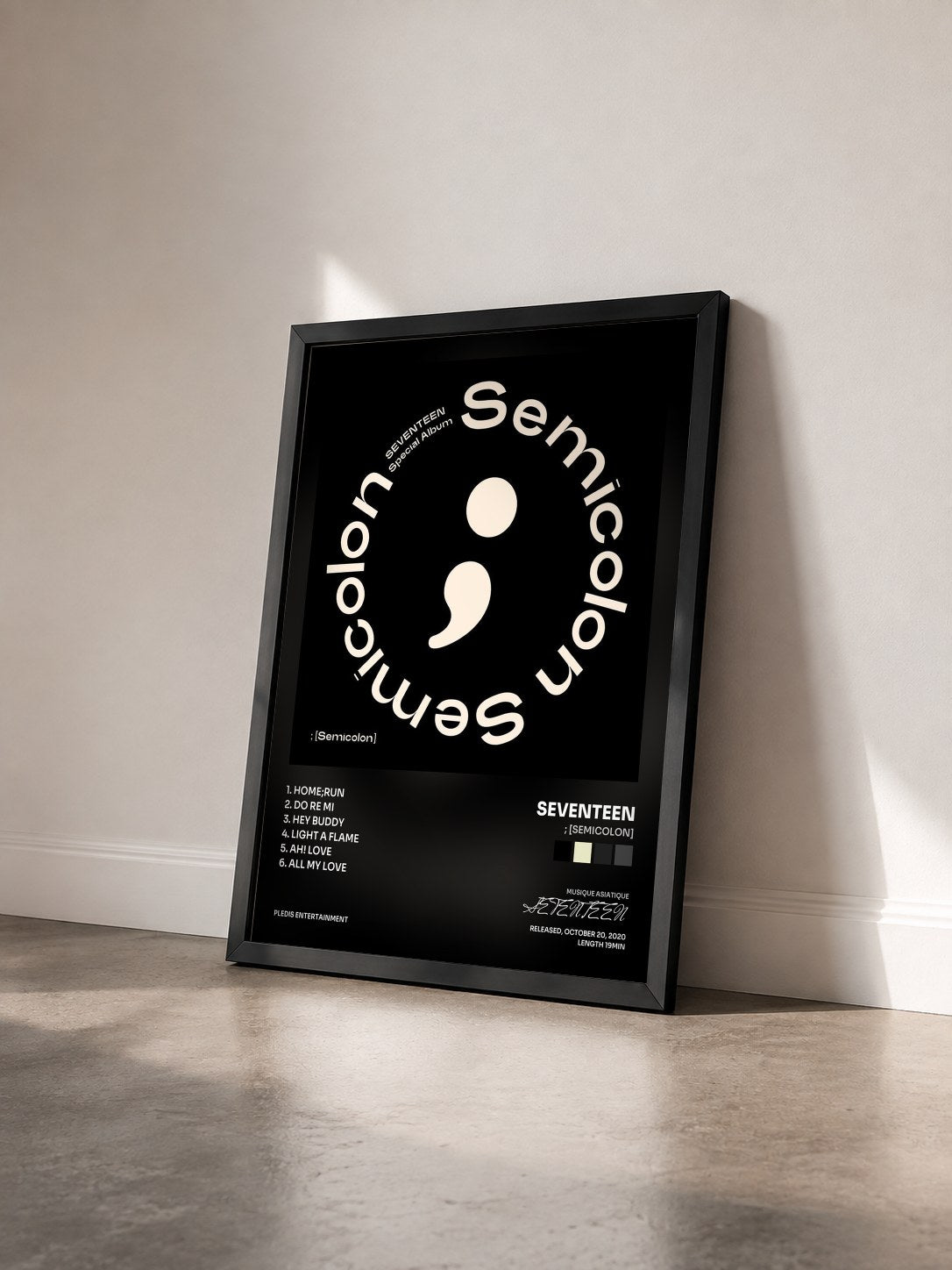 #noir Tableau de l'album ; [Semicolon] de SEVENTEEN vu de trois quarts, cadre noir