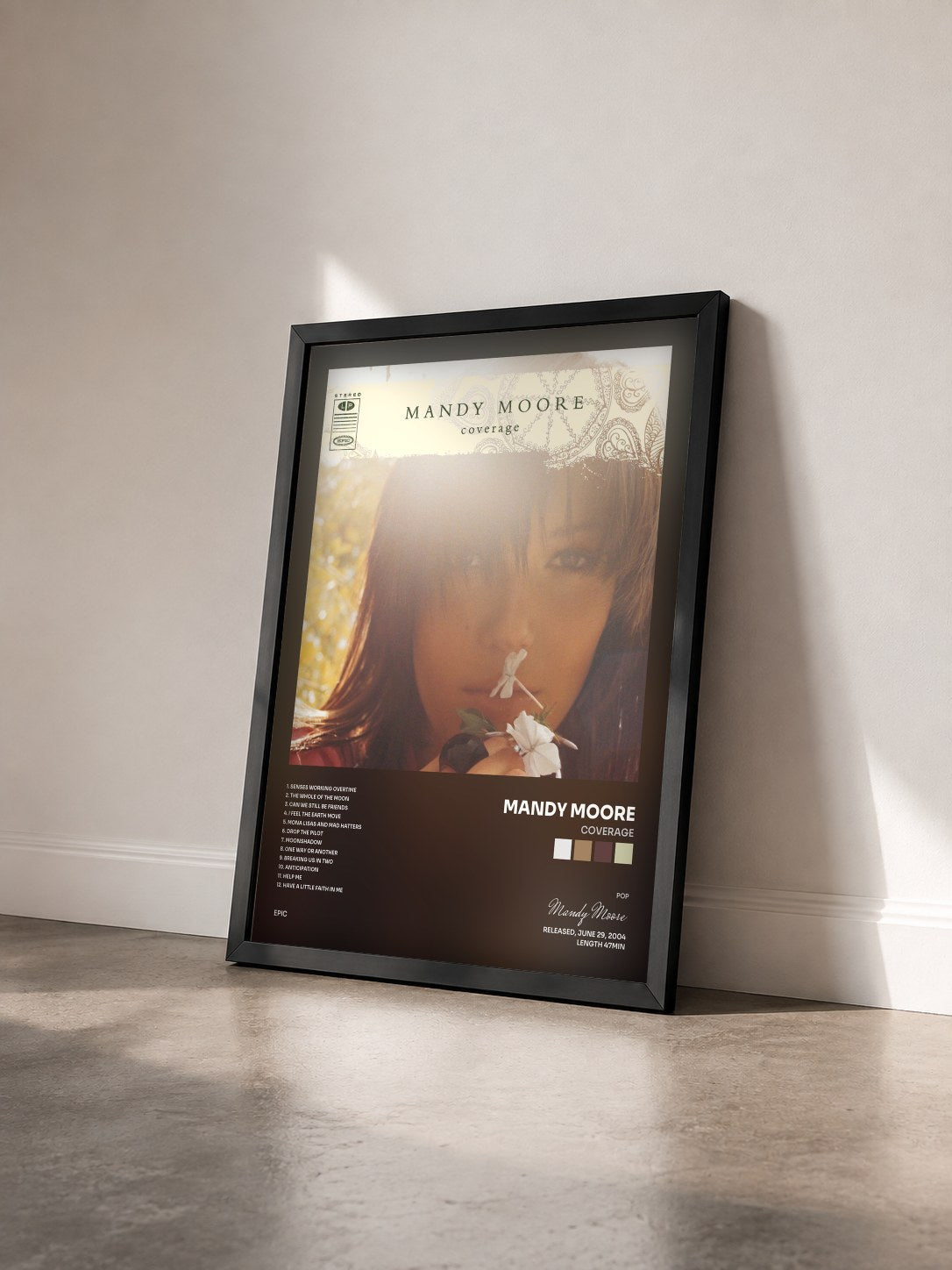 #noir Tableau de l'album Coverage de Mandy Moore vu de trois quarts, cadre noir
