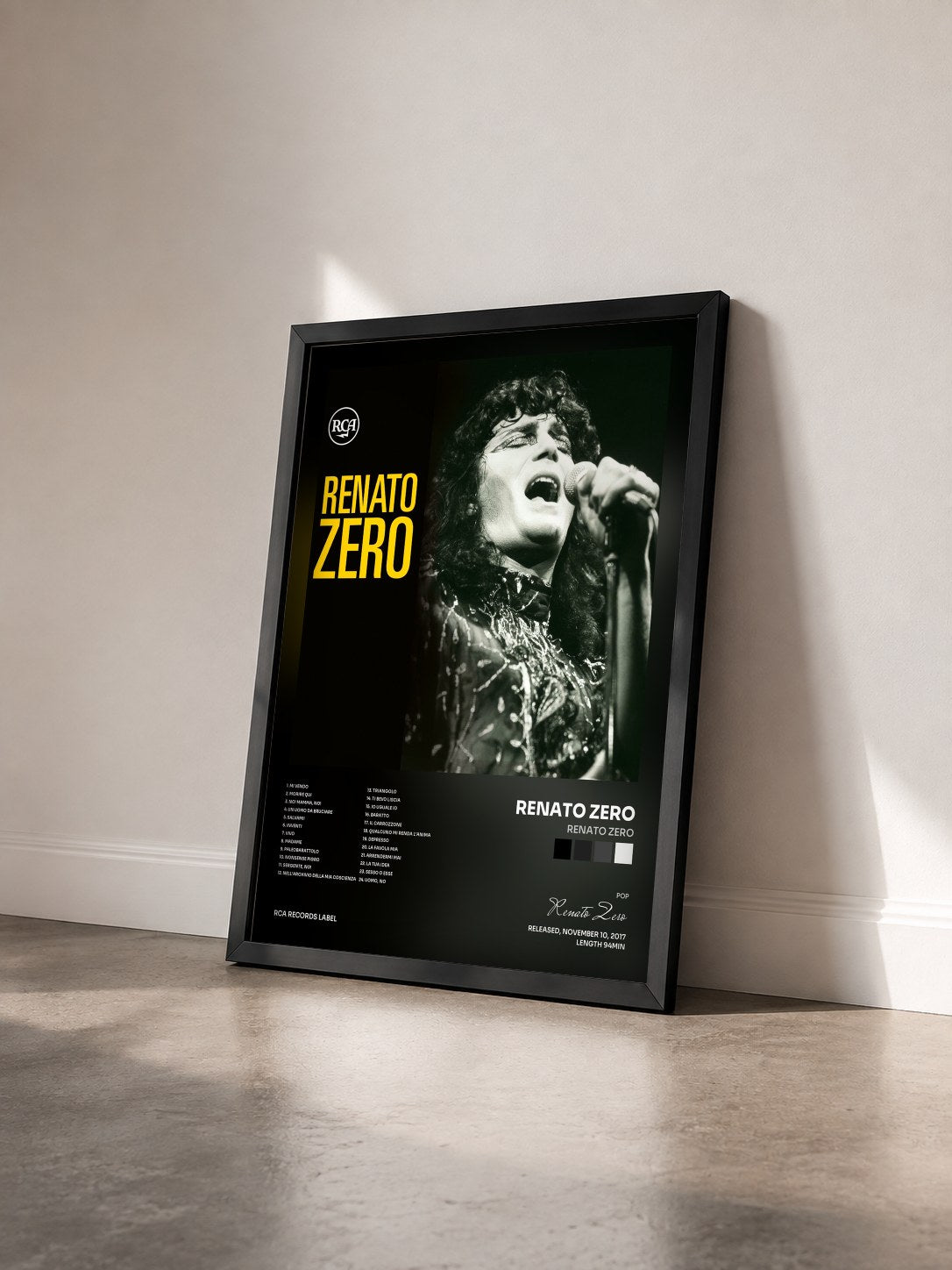 #noir Tableau de l'album Renato Zero de Renato Zero vu de trois quarts, cadre noir