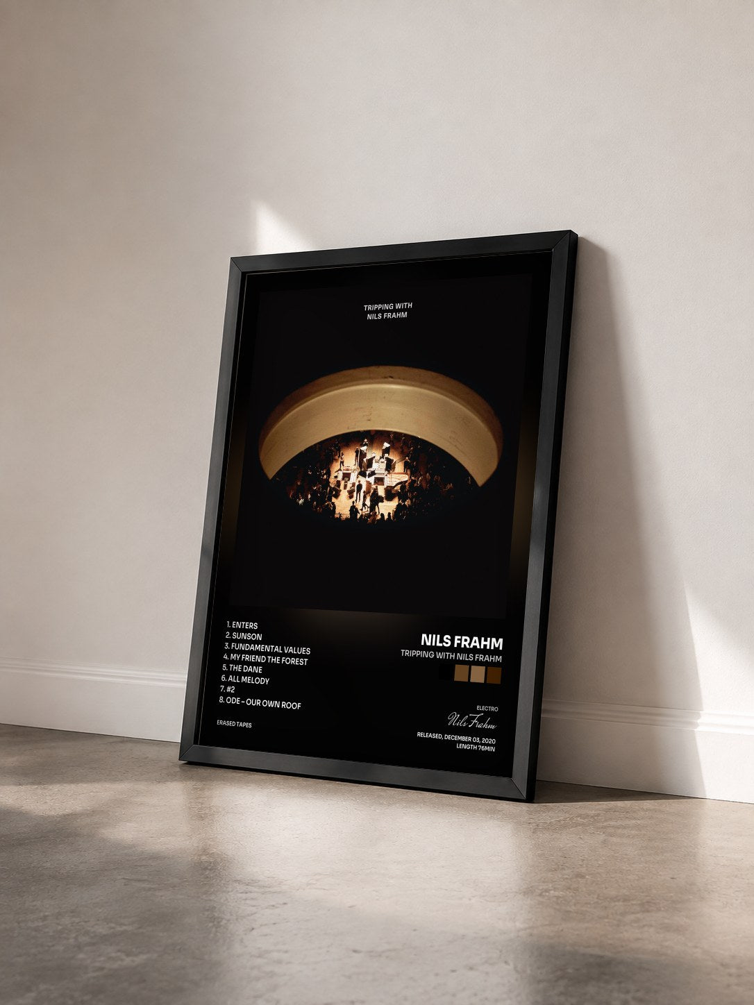 #noir Tableau de l'album Tripping with Nils Frahm de Nils Frahm vu de trois quarts, cadre noir