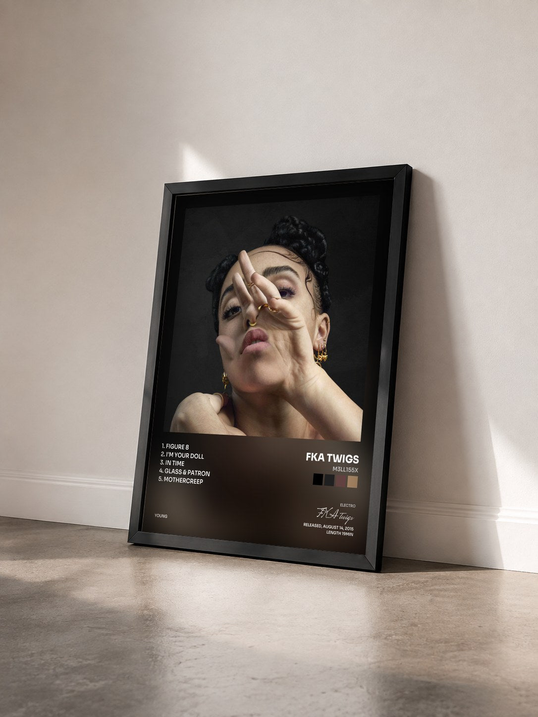 #noir Tableau de l'album M3LL155X de FKA twigs vu de trois quarts, cadre noir