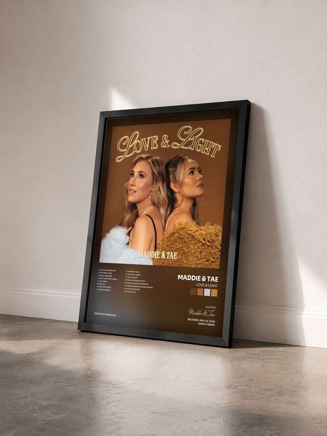 #noir Tableau de l'album Love & Light de Maddie & Tae vu de trois quarts, cadre noir