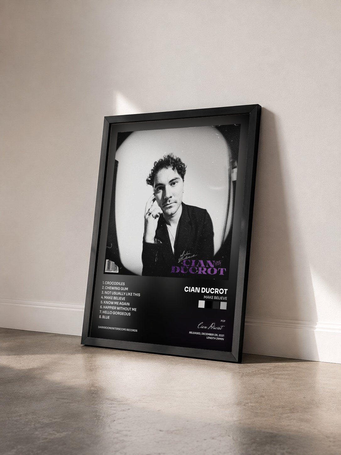 #noir Tableau de l'album Make Believe de Cian Ducrot vu de trois quarts, cadre noir