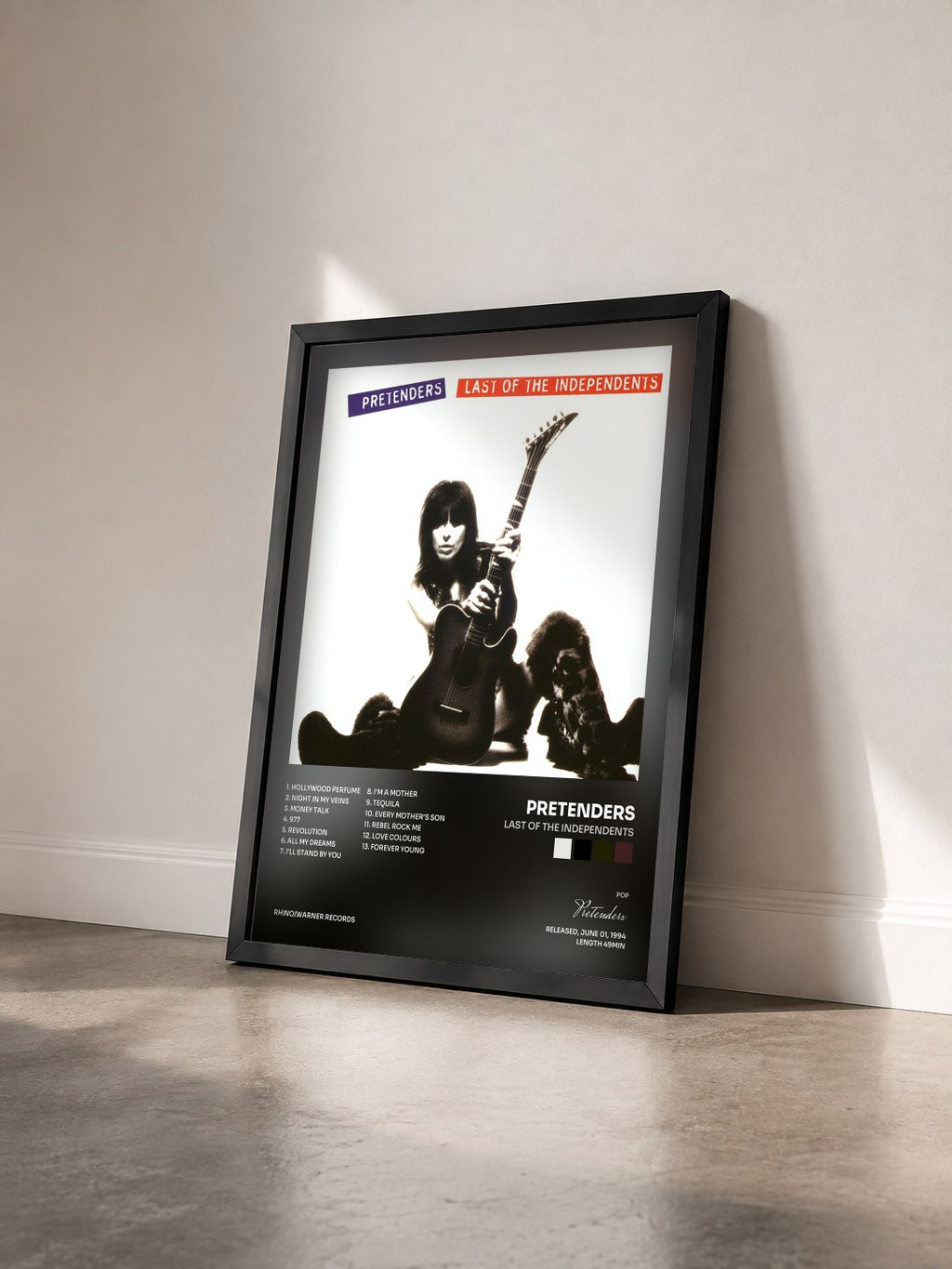 #noir Tableau de l'album Last of the Independents de Pretenders vu de trois quarts, cadre noir