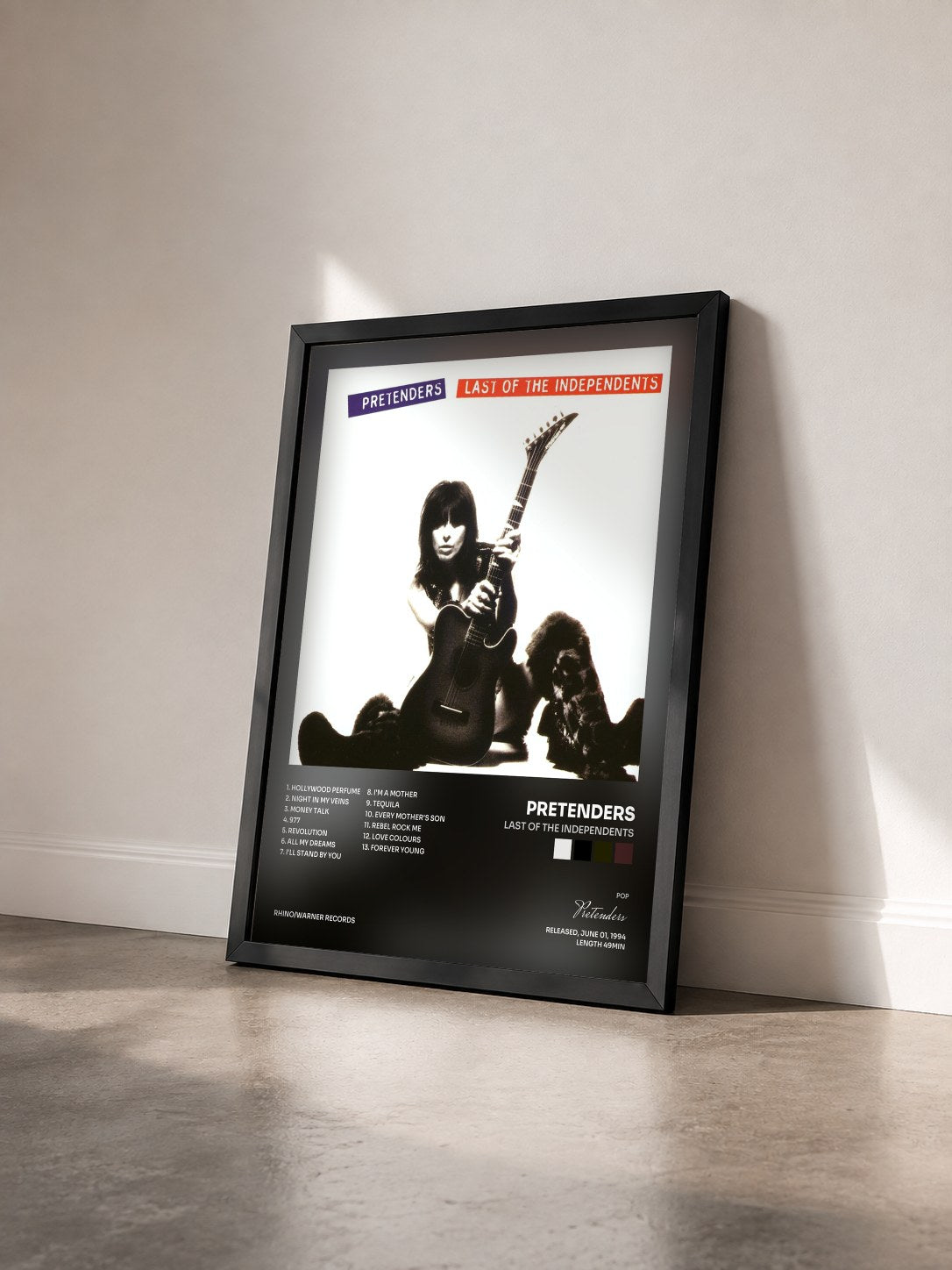 #noir Tableau de l'album Last of the Independents de Pretenders vu de trois quarts, cadre noir