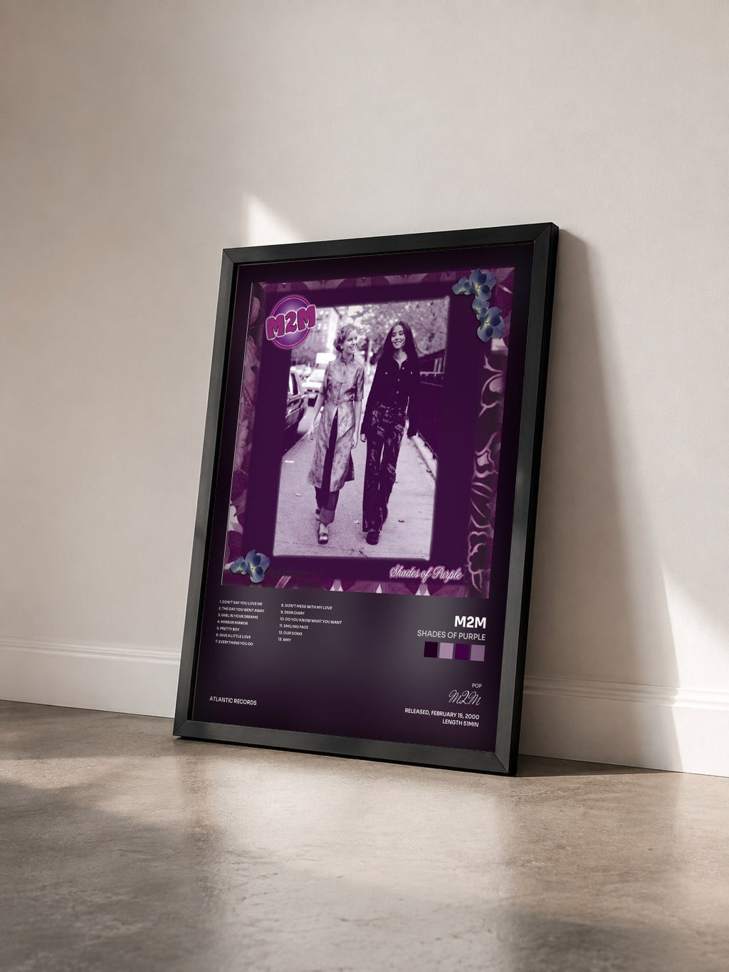 #noir Tableau de l'album Shades of Purple de M2M vu de trois quarts, cadre noir