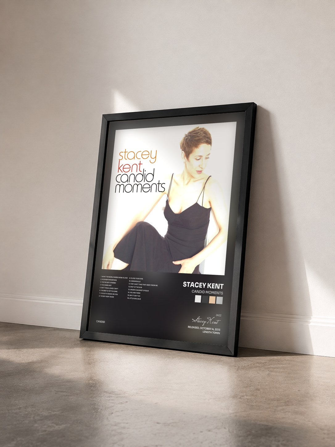 #noir Tableau de l'album Candid Moments de Stacey Kent vu de trois quarts, cadre noir