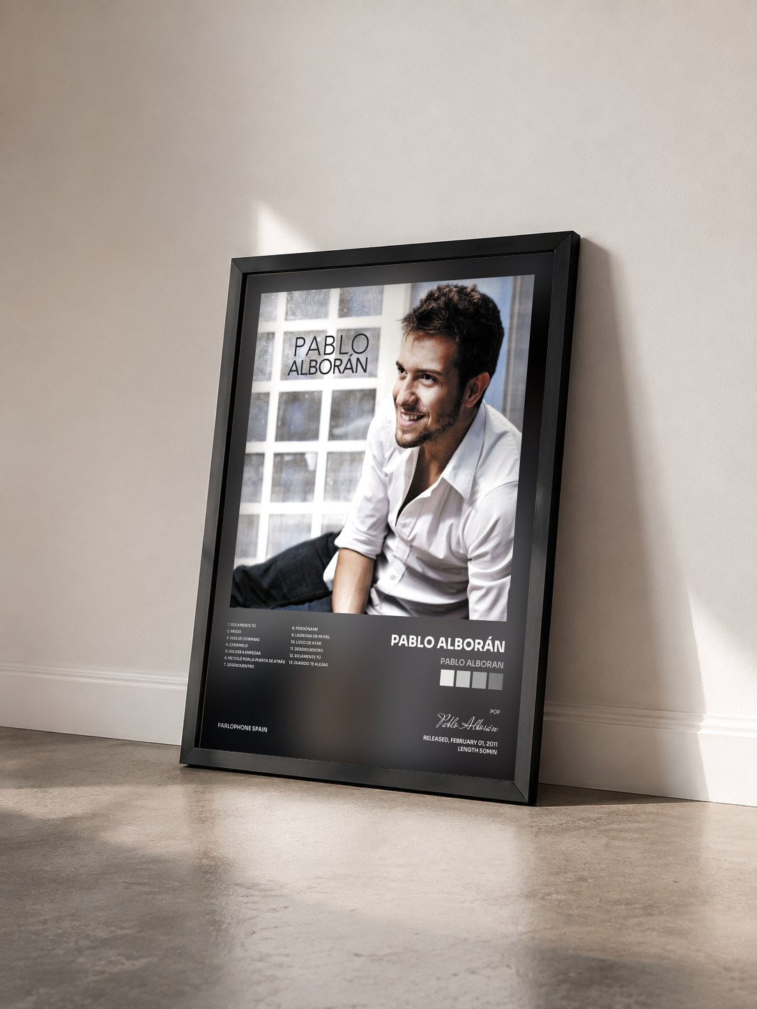 #noir Tableau de l'album Pablo Alboran de Pablo Alborán vu de trois quarts, cadre noir
