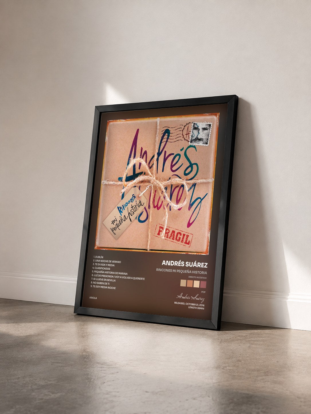 #noir Tableau de l'album Rincones Mi Pequeña Historia (Directo Acústico) de Andrés Suárez vu de trois quarts, cadre noir