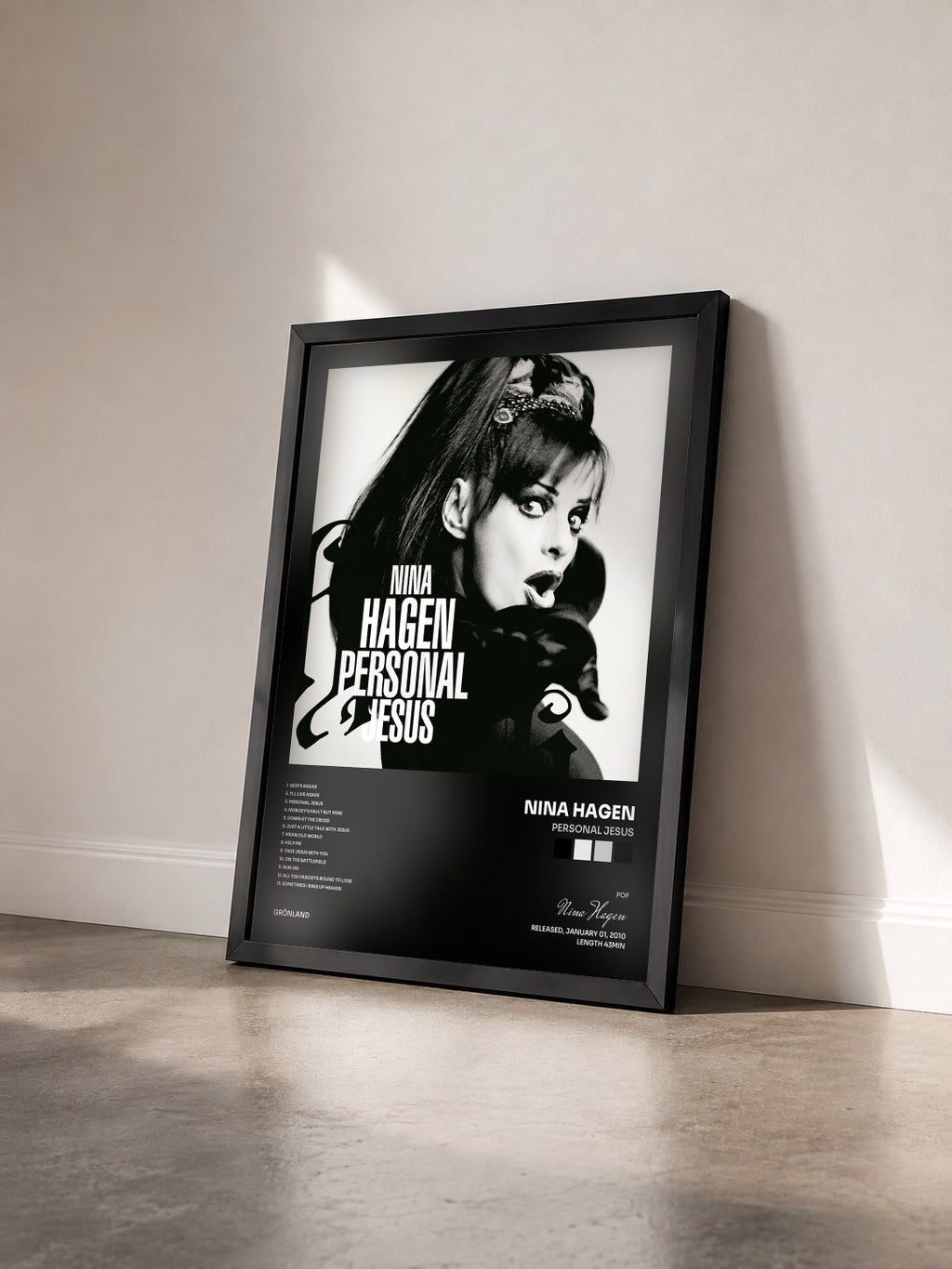 #noir Tableau de l'album Personal Jesus de Nina Hagen vu de trois quarts, cadre noir