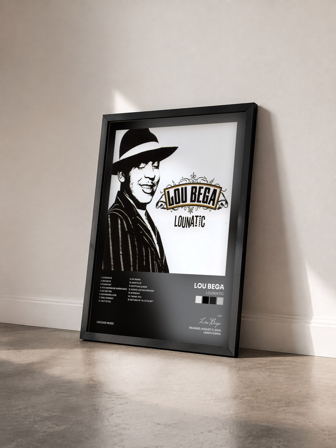 #noir Tableau de l'album Lounatic de Lou Bega vu de trois quarts, cadre noir