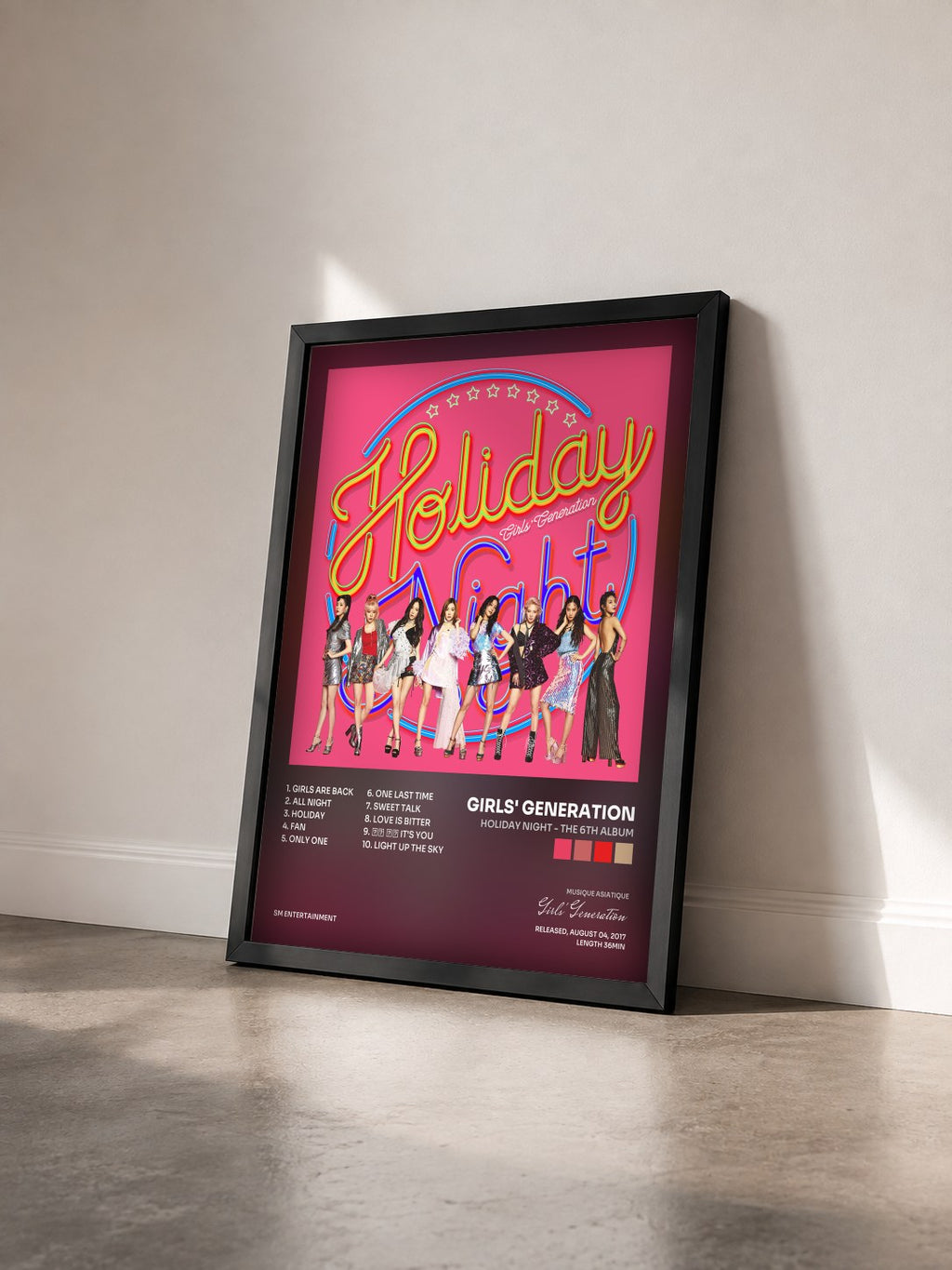 #noir Tableau de l'album Holiday Night - The 6th Album de Girls' Generation vu de trois quarts, cadre noir