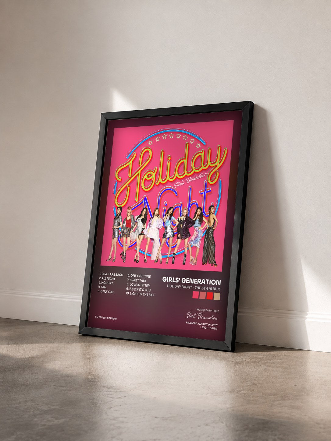 #noir Tableau de l'album Holiday Night - The 6th Album de Girls' Generation vu de trois quarts, cadre noir