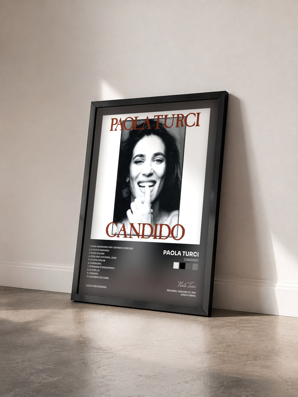 #noir Tableau de l'album Candido de Paola Turci vu de trois quarts, cadre noir