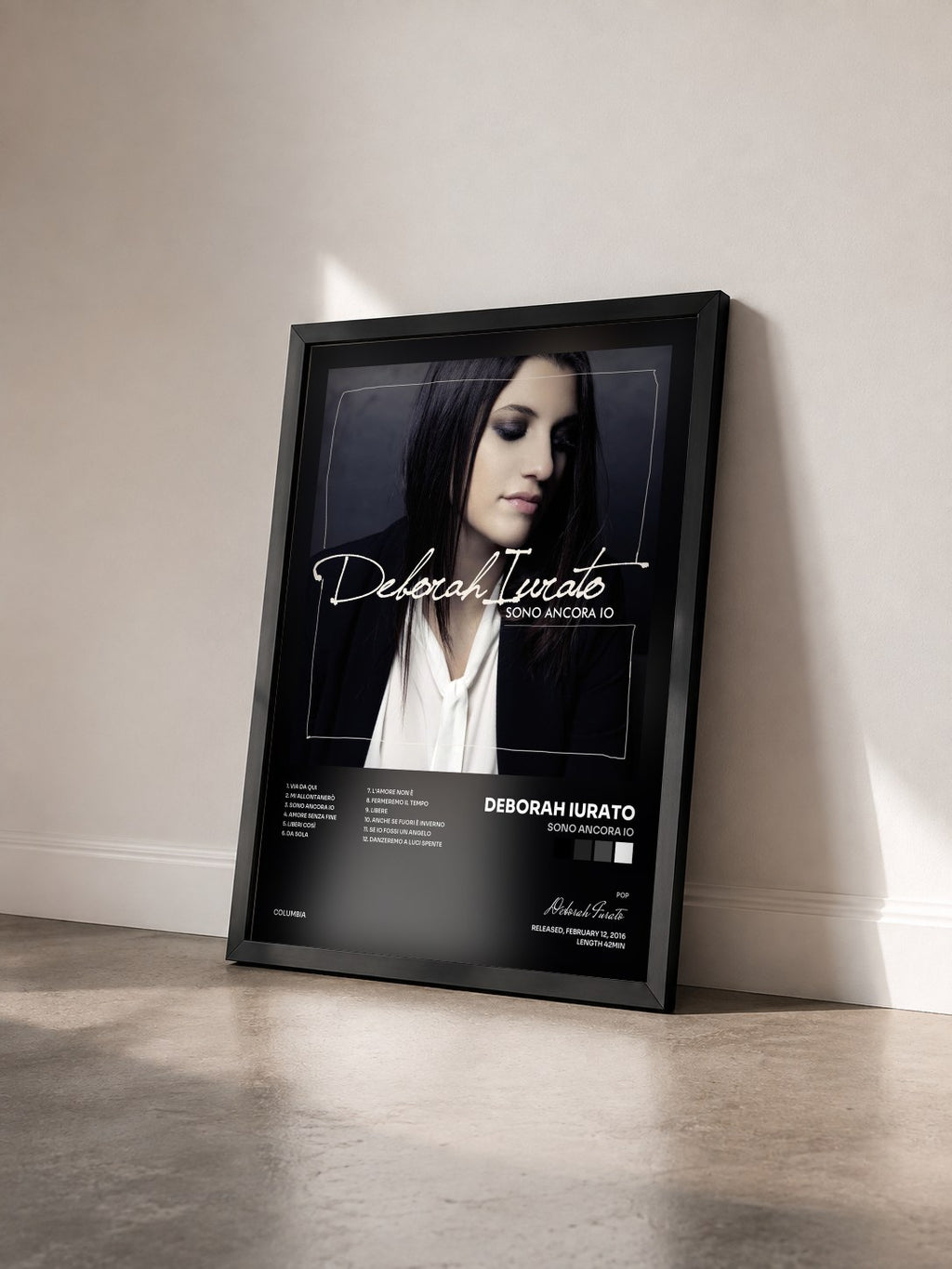 #noir Tableau de l'album Sono ancora io de Deborah Iurato vu de trois quarts, cadre noir