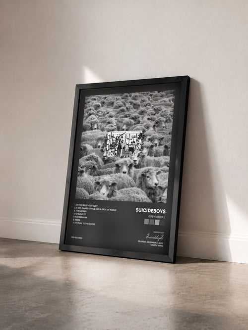 #noir Grey Sheep II di $uicideboy$ in stampa incorniciata vista di tre quarti, cornice nera