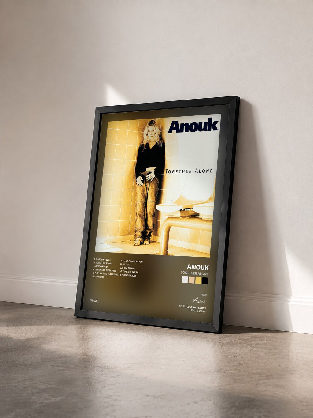 #noir Tableau de l'album Together Alone de Anouk vu de trois quarts, cadre noir