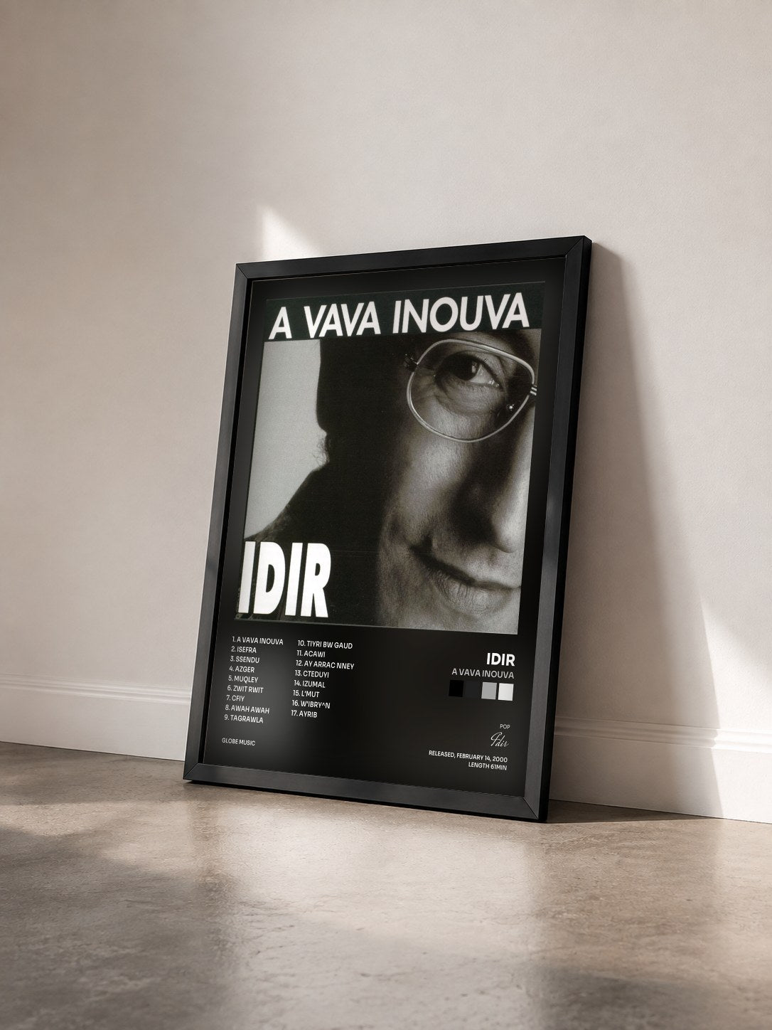 #noir Tableau de l'album A Vava Inouva de Idir vu de trois quarts, cadre noir