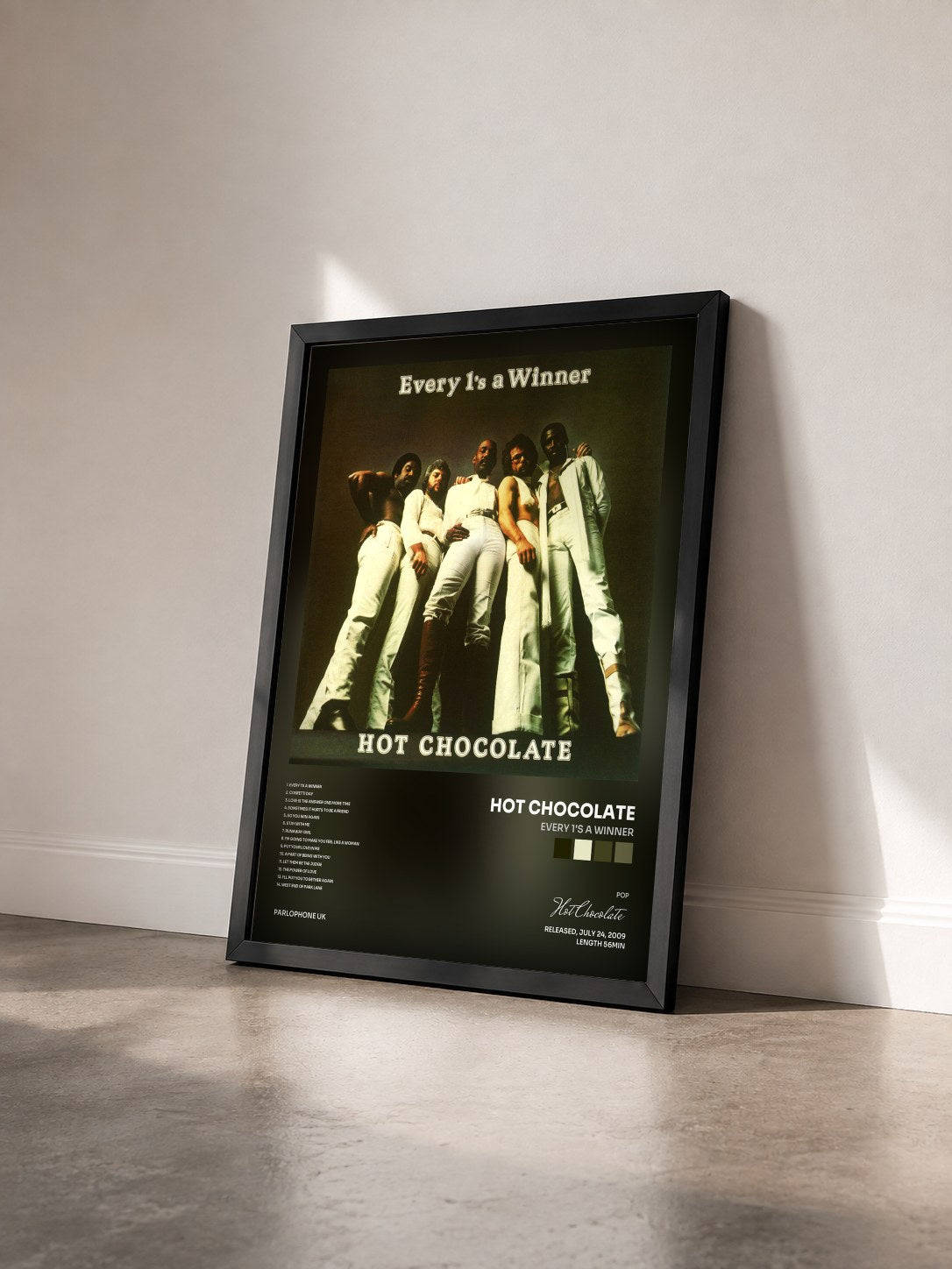 #noir Tableau de l'album Every 1's a Winner de Hot Chocolate vu de trois quarts, cadre noir