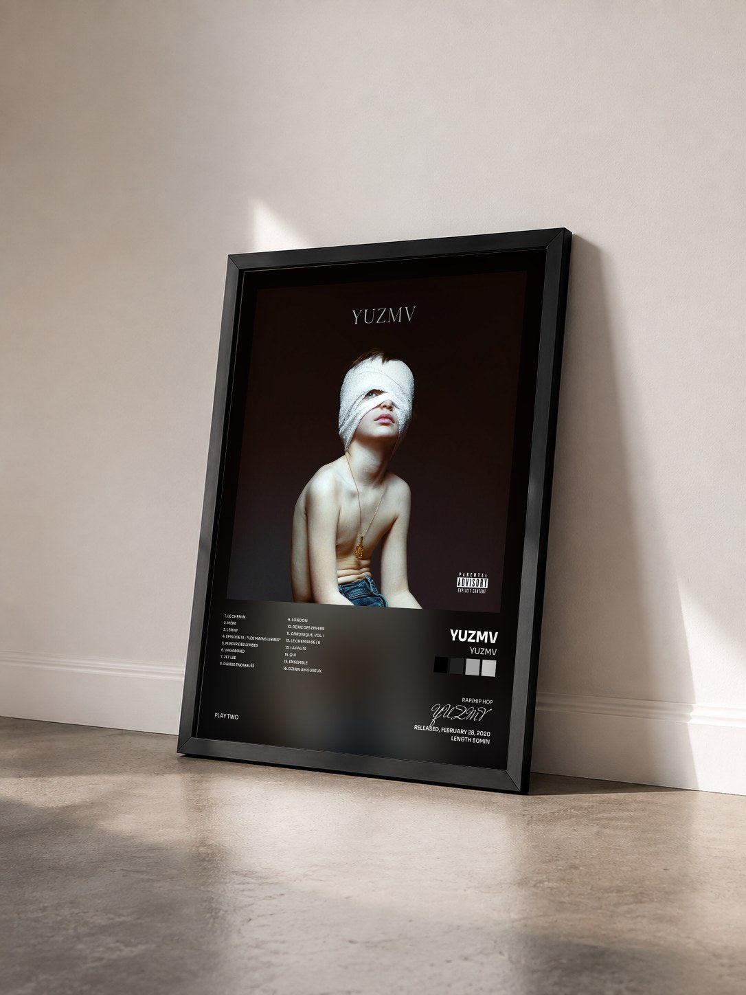 #noir Tableau de l'album Yuzmv de YUZMV vu de trois quarts, cadre noir