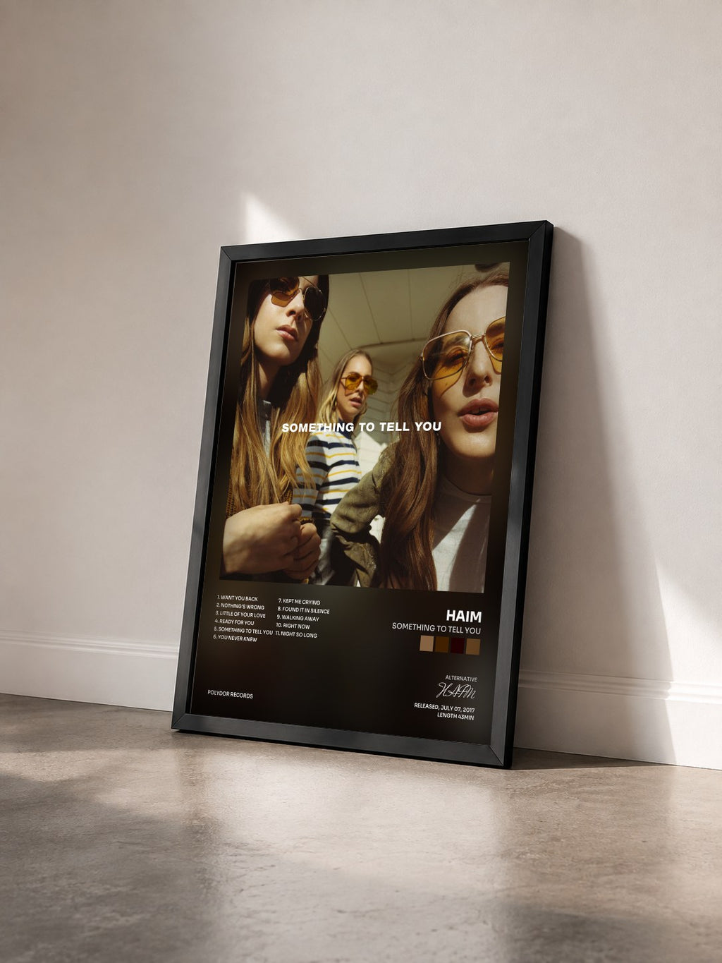 #noir Tableau de l'album Something To Tell You de HAIM vu de trois quarts, cadre noir