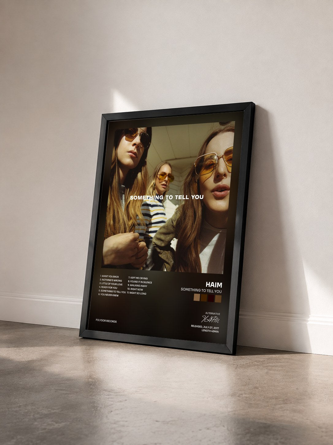 #noir Tableau de l'album Something To Tell You de HAIM vu de trois quarts, cadre noir