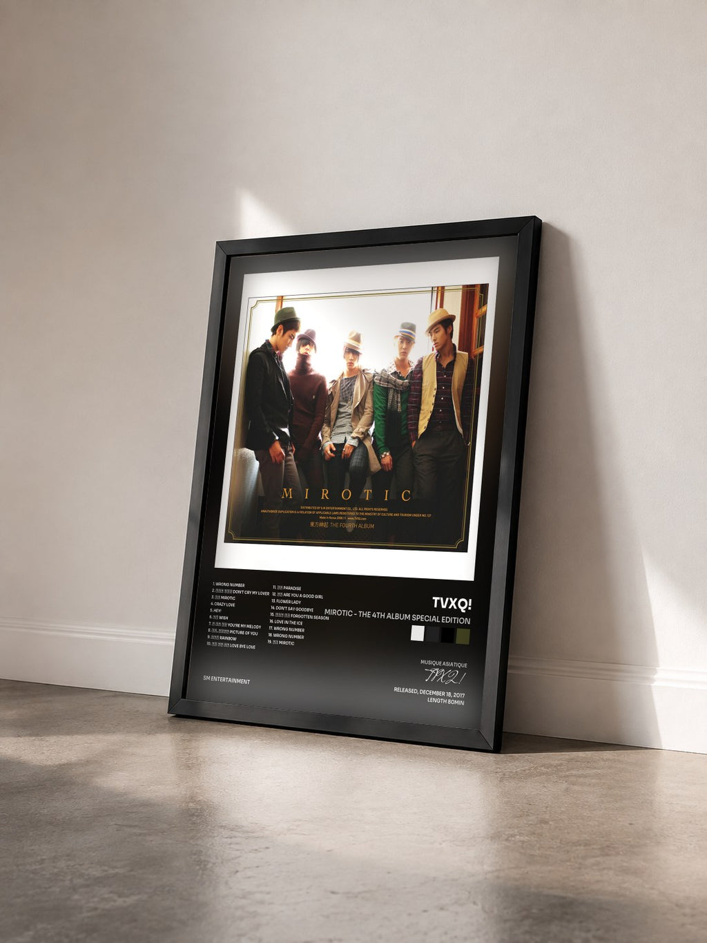 #noir Tableau de l'album MIROTIC - The 4th Album Special Edition de TVXQ! vu de trois quarts, cadre noir