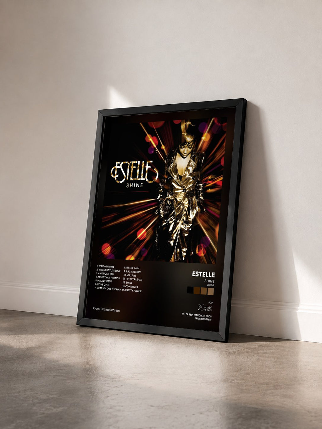 #noir Tableau de l'album Shine (Deluxe) de Estelle vu de trois quarts, cadre noir