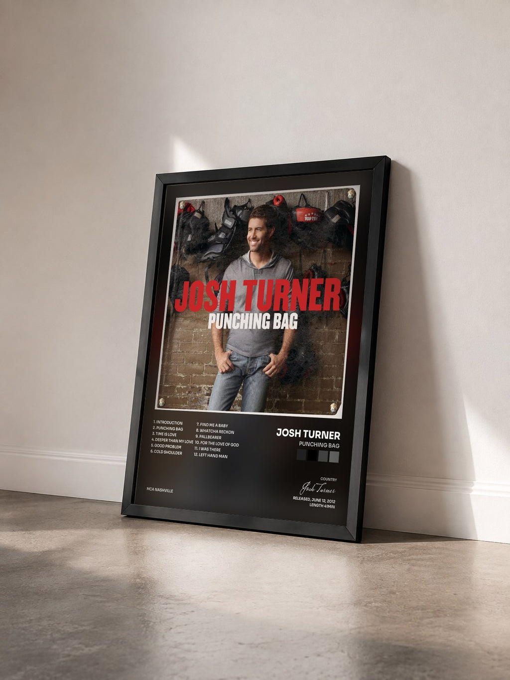 #noir Tableau de l'album Punching Bag de Josh Turner vu de trois quarts, cadre noir