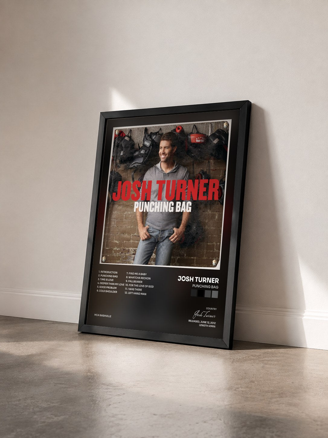 #noir Tableau de l'album Punching Bag de Josh Turner vu de trois quarts, cadre noir