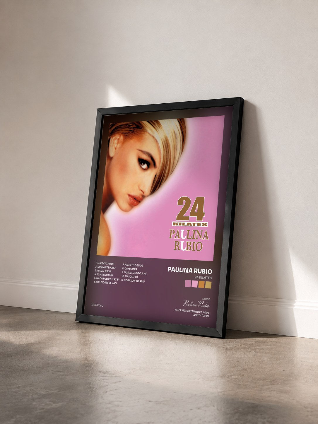 #noir Tableau de l'album 24 Kilates de Paulina Rubio vu de trois quarts, cadre noir